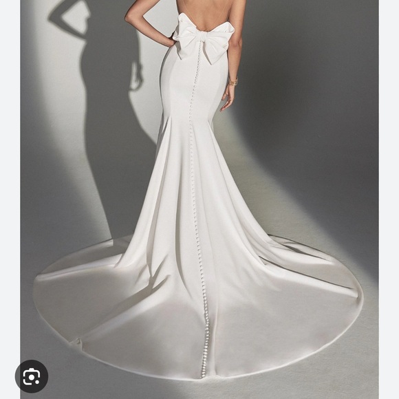 Justin Alexander Dresses & Skirts - Justin Alexander ivory wedding gown “The Hamilton” size 12 fit & flare Vback bow